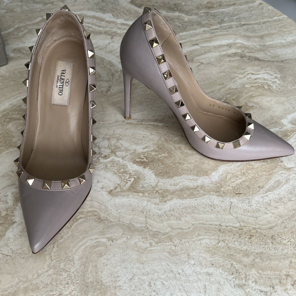 Brand New Valentino Rockstud Gold Pyramid Beige Blush Leather heels shoes